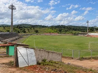 Quatro anos após prazo inicial, reforma do estádio de Apuarema segue paralisada e sofre degradação