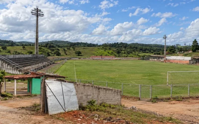 Quatro anos após prazo inicial, reforma do estádio de Apuarema segue paralisada e sofre degradação