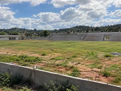 Reforma de estádio de R$ 2,3 milhões em Piraí do Norte acumula paralisação, retrabalho e erros de medição apontados pela Sudesb