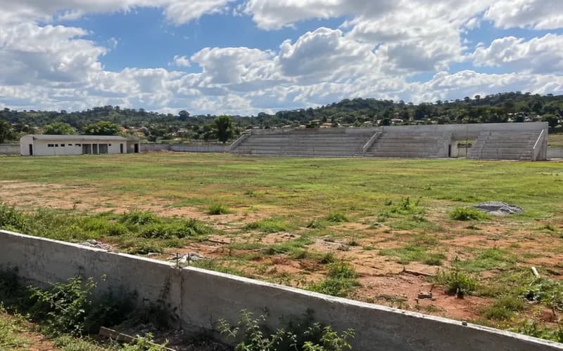 Reforma de estádio de R$ 2,3 milhões em Piraí do Norte acumula paralisação, retrabalho e erros de medição apontados pela Sudesb