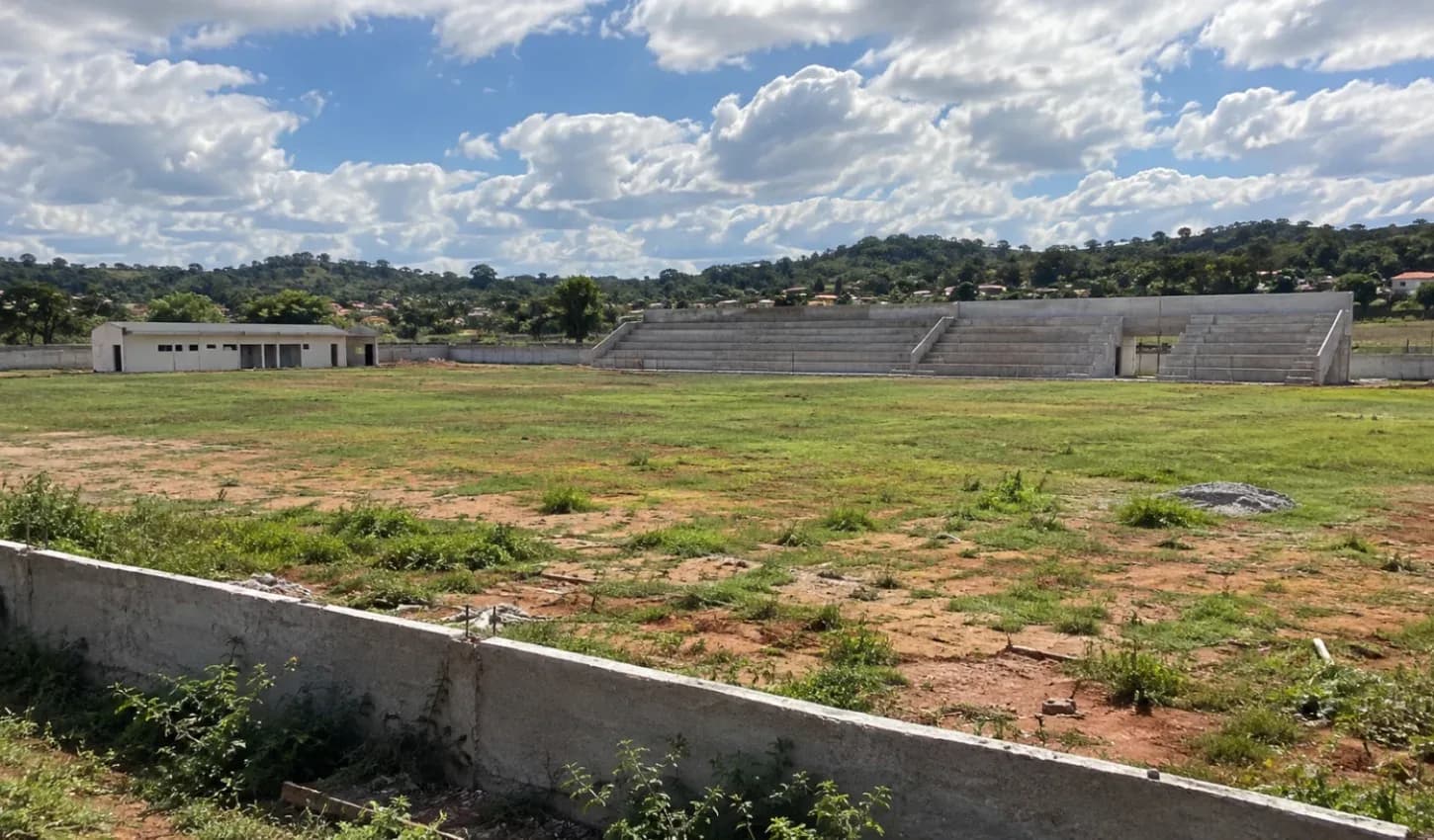 Reforma de estádio de R$ 2,3 milhões em Piraí do Norte acumula paralisação, retrabalho e erros de medição apontados pela Sudesb