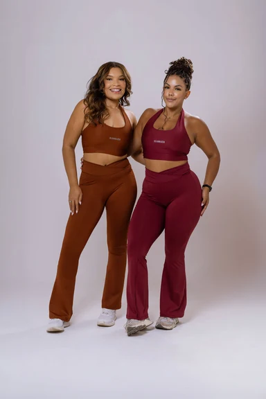 Modelos com conjuntos de top e calça Elarrazza em terracota e vinho