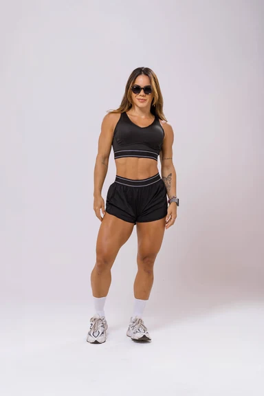 Modelo com conjunto Elarrazza de top e short preto
