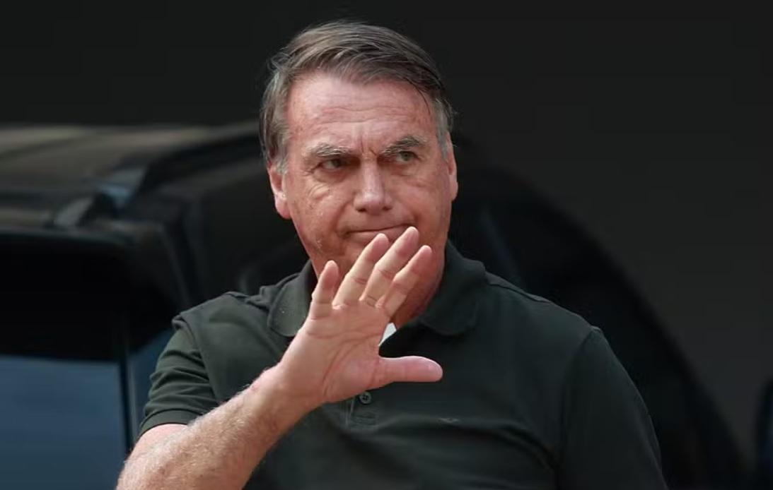 Bolsonaro tentou romper tornozeleira eletrônica para fugir do país, aponta PF
