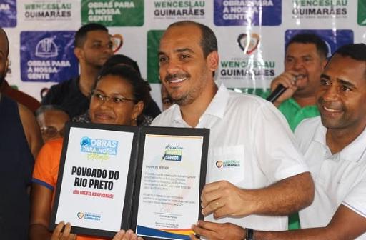 Prefeito Gabriel de Parísio assina ordem de serviço para início do calçamento no povoado do Rio Preto, em Wenceslau Guimarães
