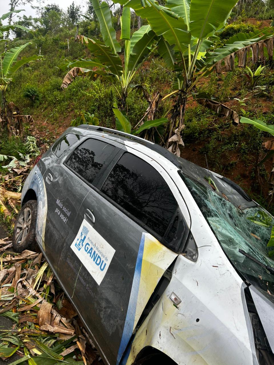 Veículo da prefeitura de Gandu se envolve em acidente em trecho da BR - 101