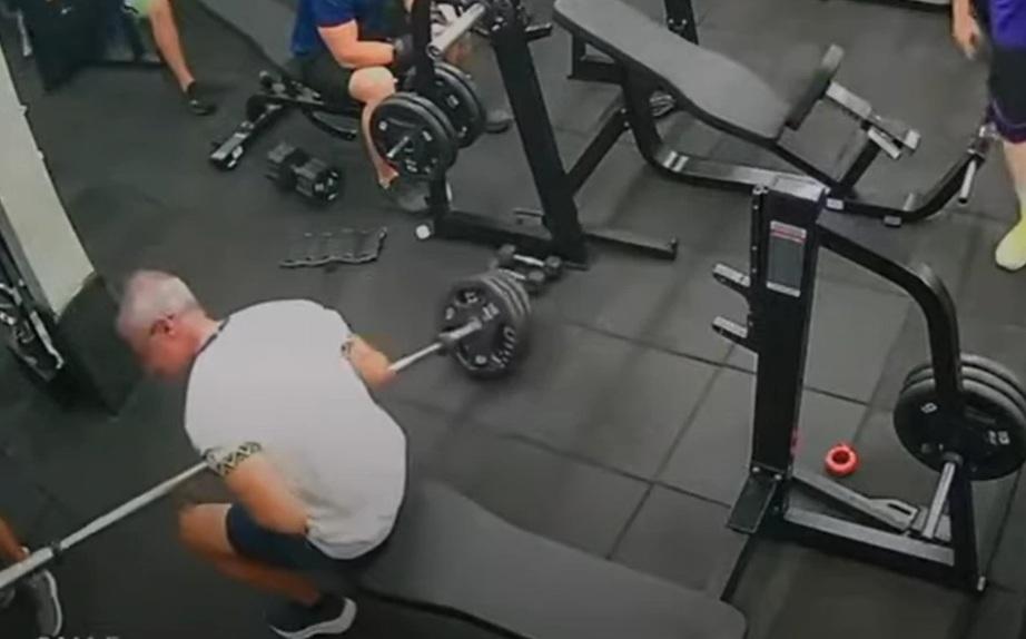 Homem morre ao ser atingido no peito por barra de supino durante exercício em academia