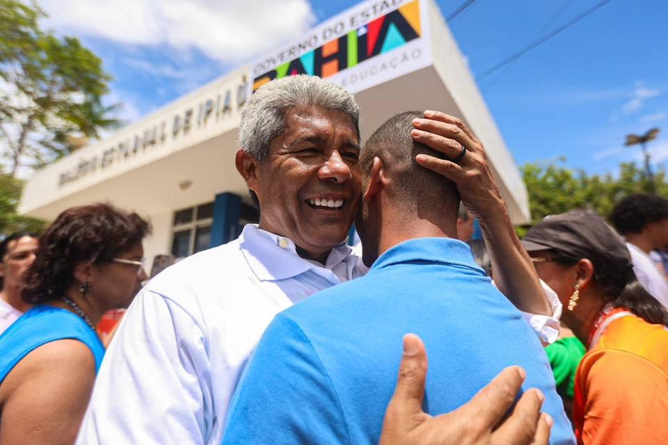 Jerônimo diz que vai cumprir promessa feita em 2023 apenas em 2026 e pede que população de cidade continue acreditando nele