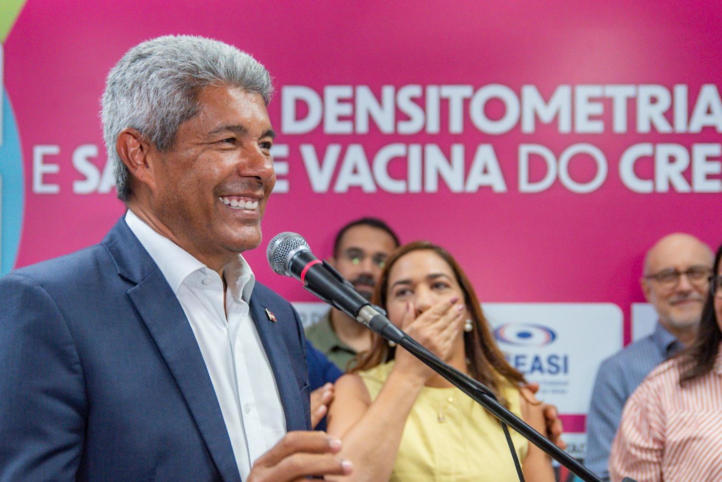 Jerônimo faz ato eleitoreiro no Subúrbio de Salvador após mortes de técnicos de internet