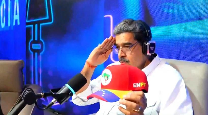 Maduro pede apoio do povo brasileiro e exibe boné do MST em programa de TV na Venezuela