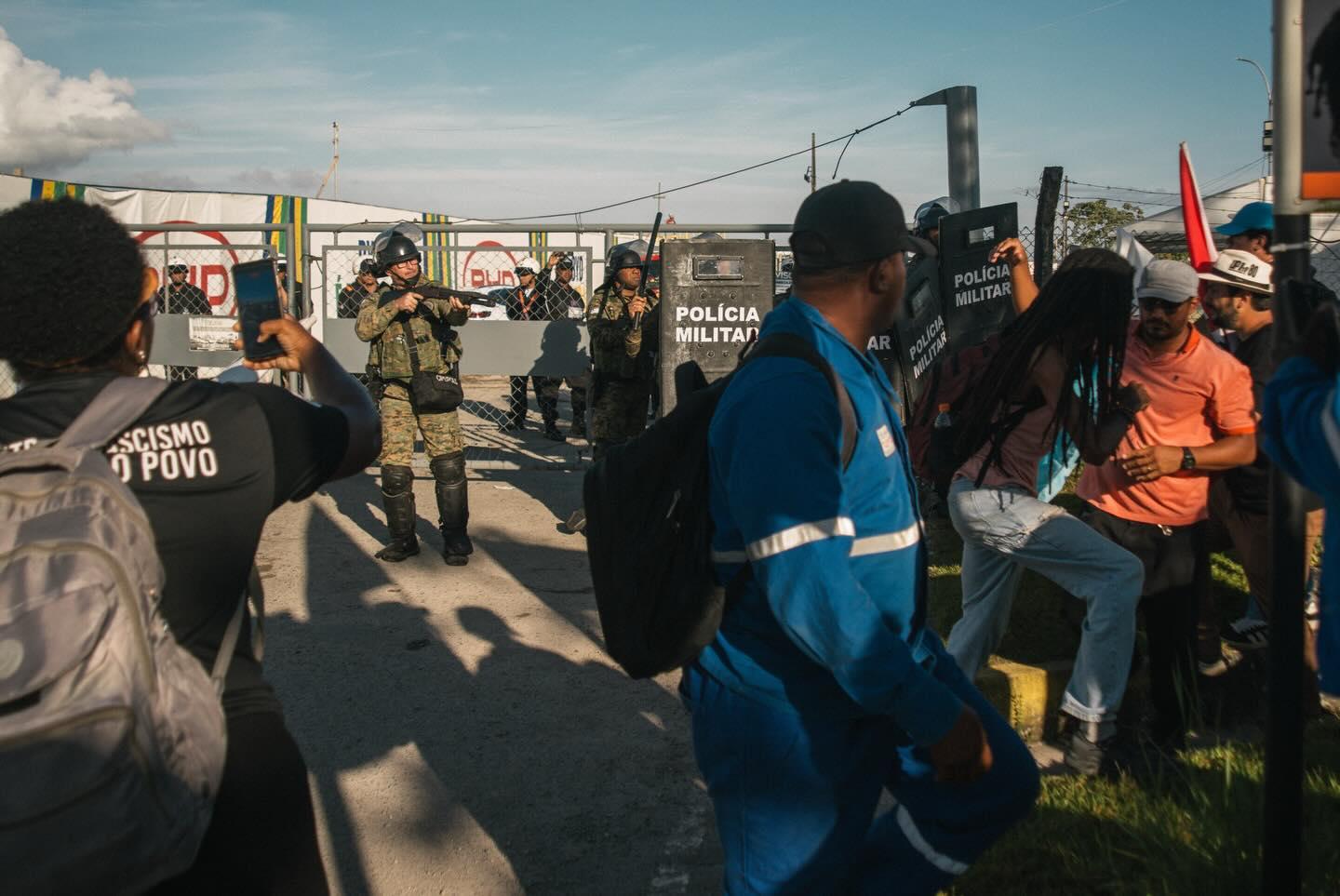 PM é acionada para reprimir manifestação de operários na fábrica da BYD em Camaçari
