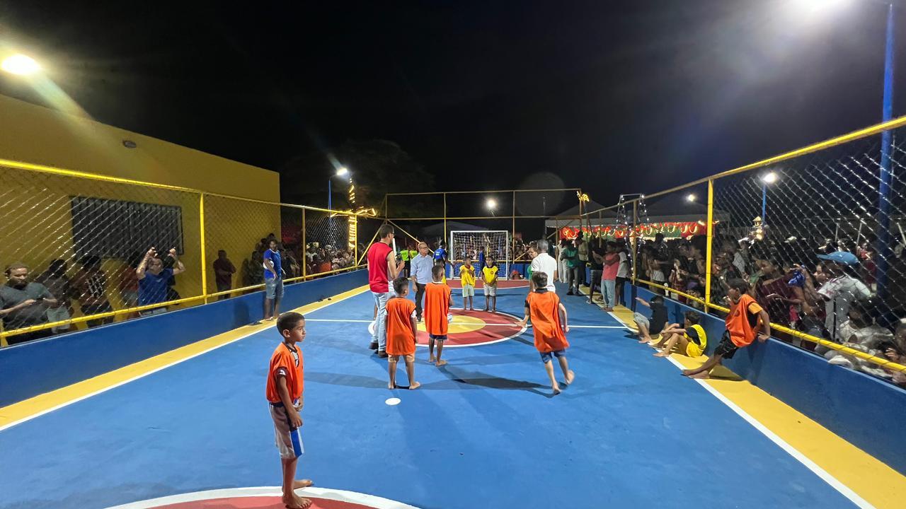 Prefeita de Teolândia entrega nova Praça no bairro José Teles