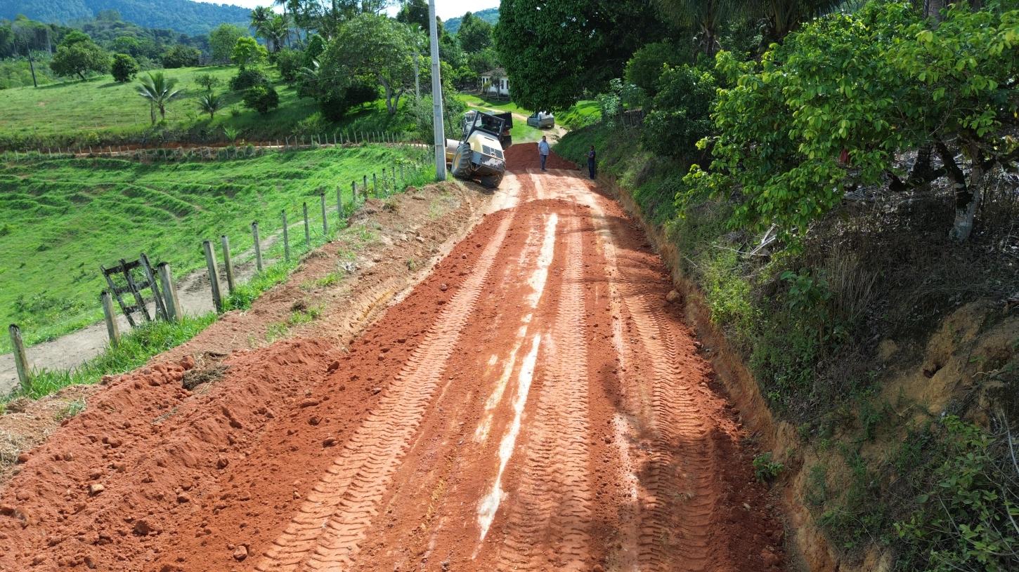 Prefeitura de Wenceslau Guimarães intensifica recuperação de estradas rurais e beneficia mais de 2 mil famílias