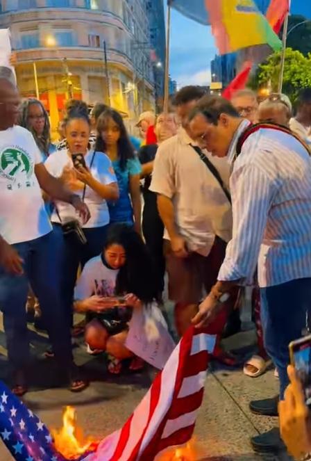 Deputado do Psol queima bandeira dos EUA em ato pró-Maduro no centro de Salvador