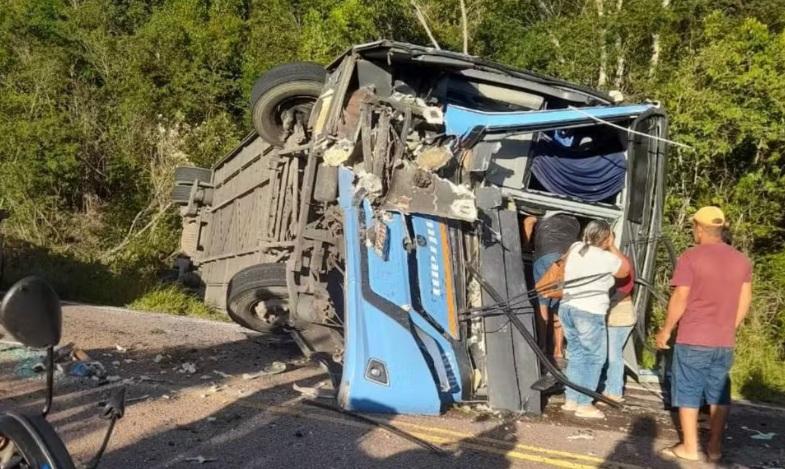 Duas pessoas morrem e mais de 20 ficam feridas após acidente com ônibus no interior da Bahia 