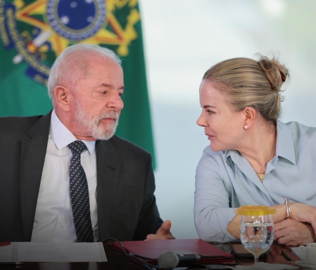 Gleisi admite encontro de Lula com dono do Banco Master e justifica ligação de nomes da oposição com o banqueiro