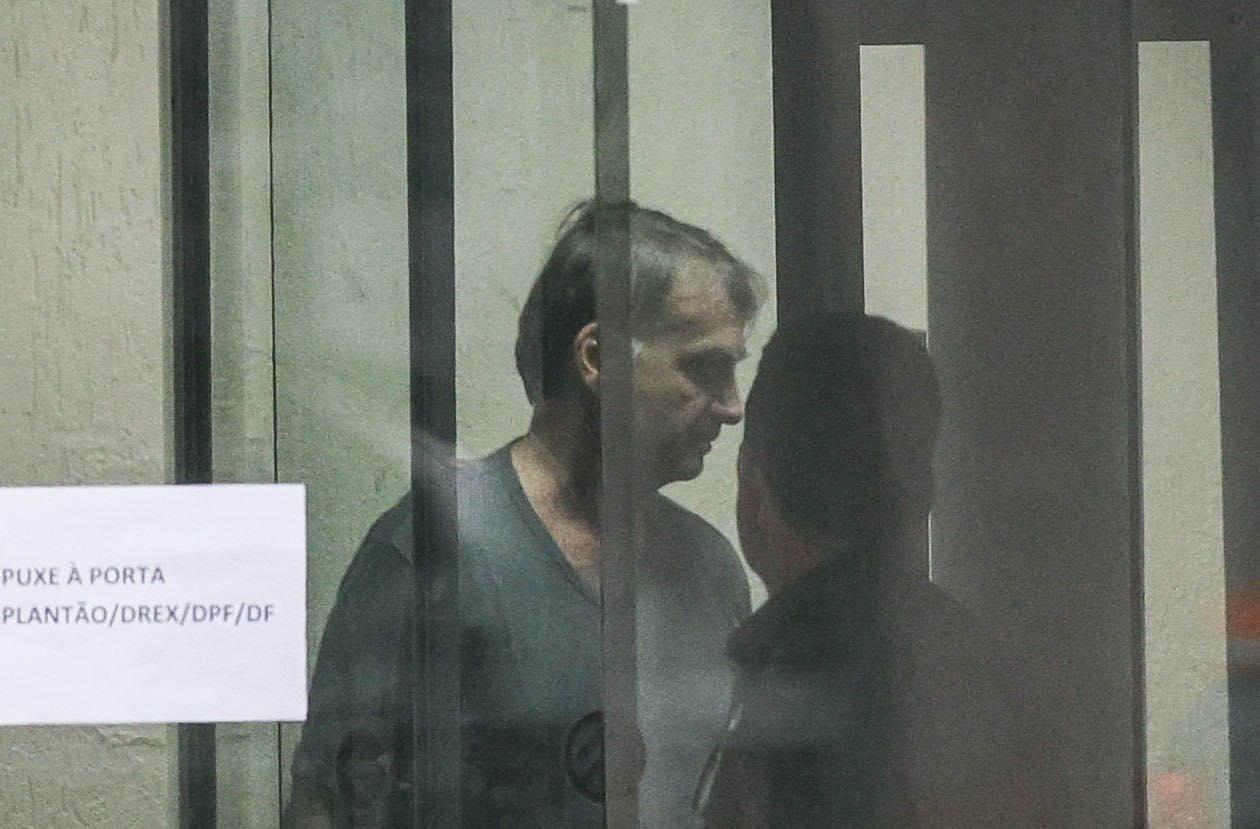 Jair Bolsonaro sofre queda na cela da PF durante crise na madrugada, diz Michelle