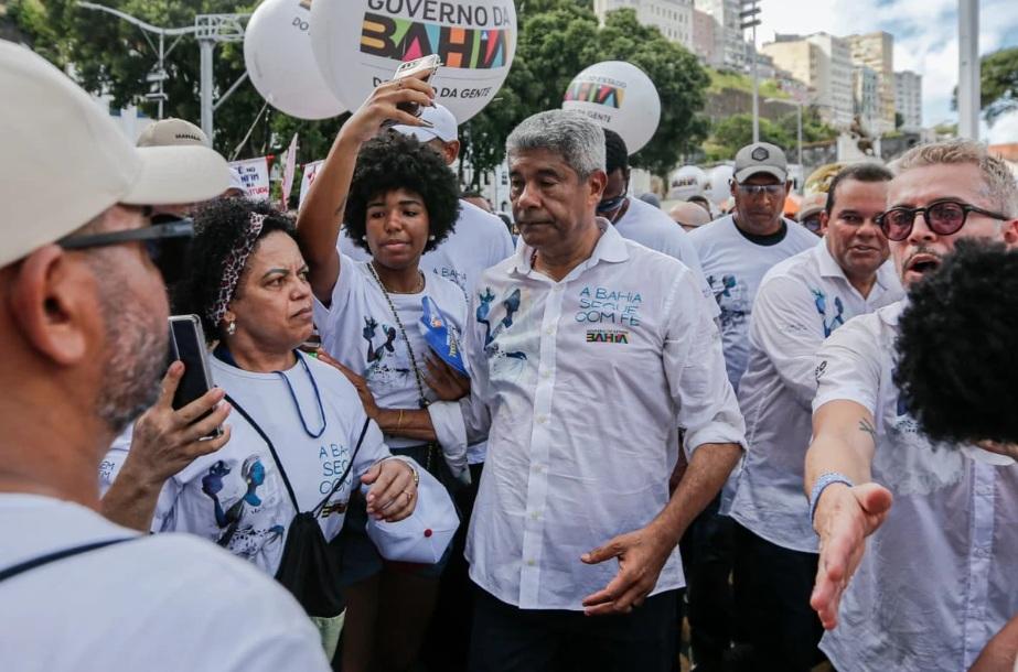 Jerônimo sai frustrado da Lavagem do Bonfim após vaias e manifestações com cartazes 