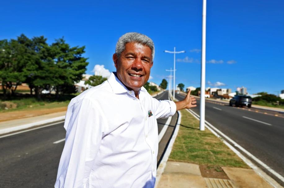 Piso tátil que leva a um poste vira nova “pérola” do governador Jerônimo Rodrigues