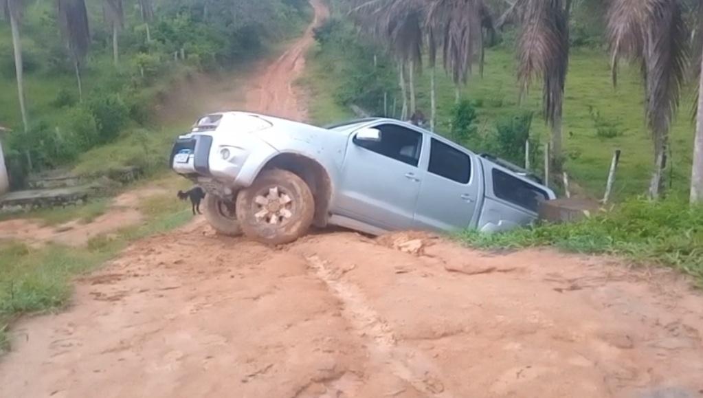 Caminhonete desliza e cai em buraco as margens de estrada rural de Itamari; moradores reclamam de falta de manutenção