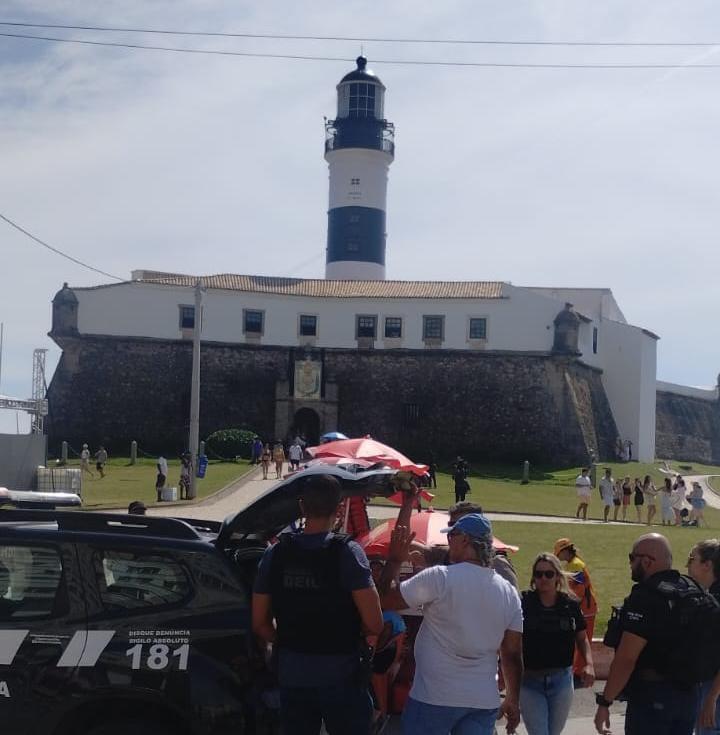 Dupla é presa suspeita de coagir turistas a pagar valores abusivos por pintura corporal no Farol da Barra