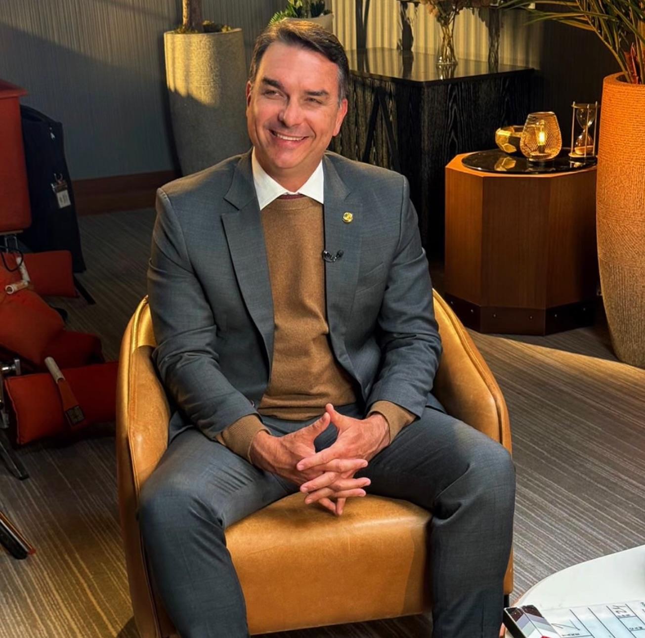 Flávio Bolsonaro é criticado por apoiadores após usar pronomes neutros 