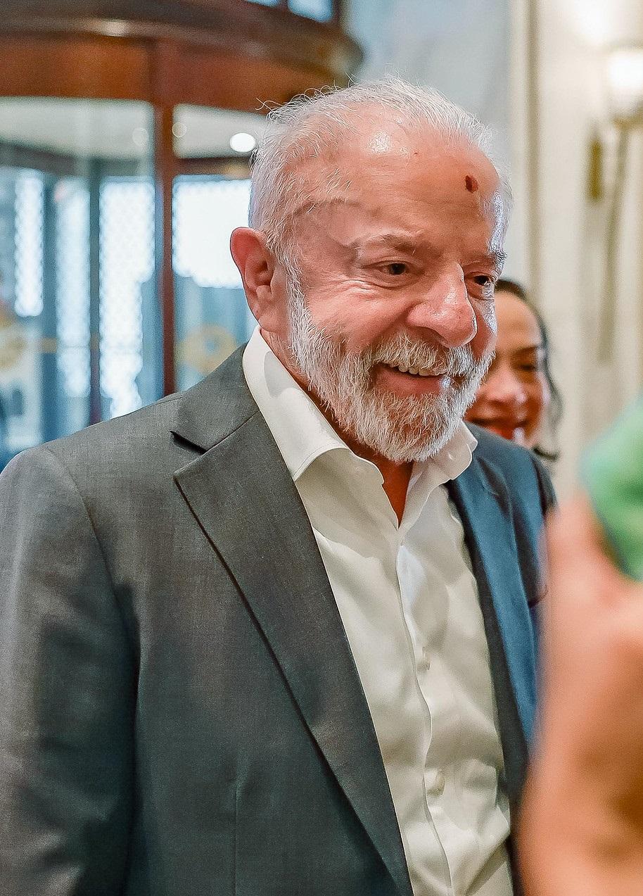 Flávio Bolsonaro encosta em Lula e pode derrotar petista no 2º turno, diz Paraná Pesquisas