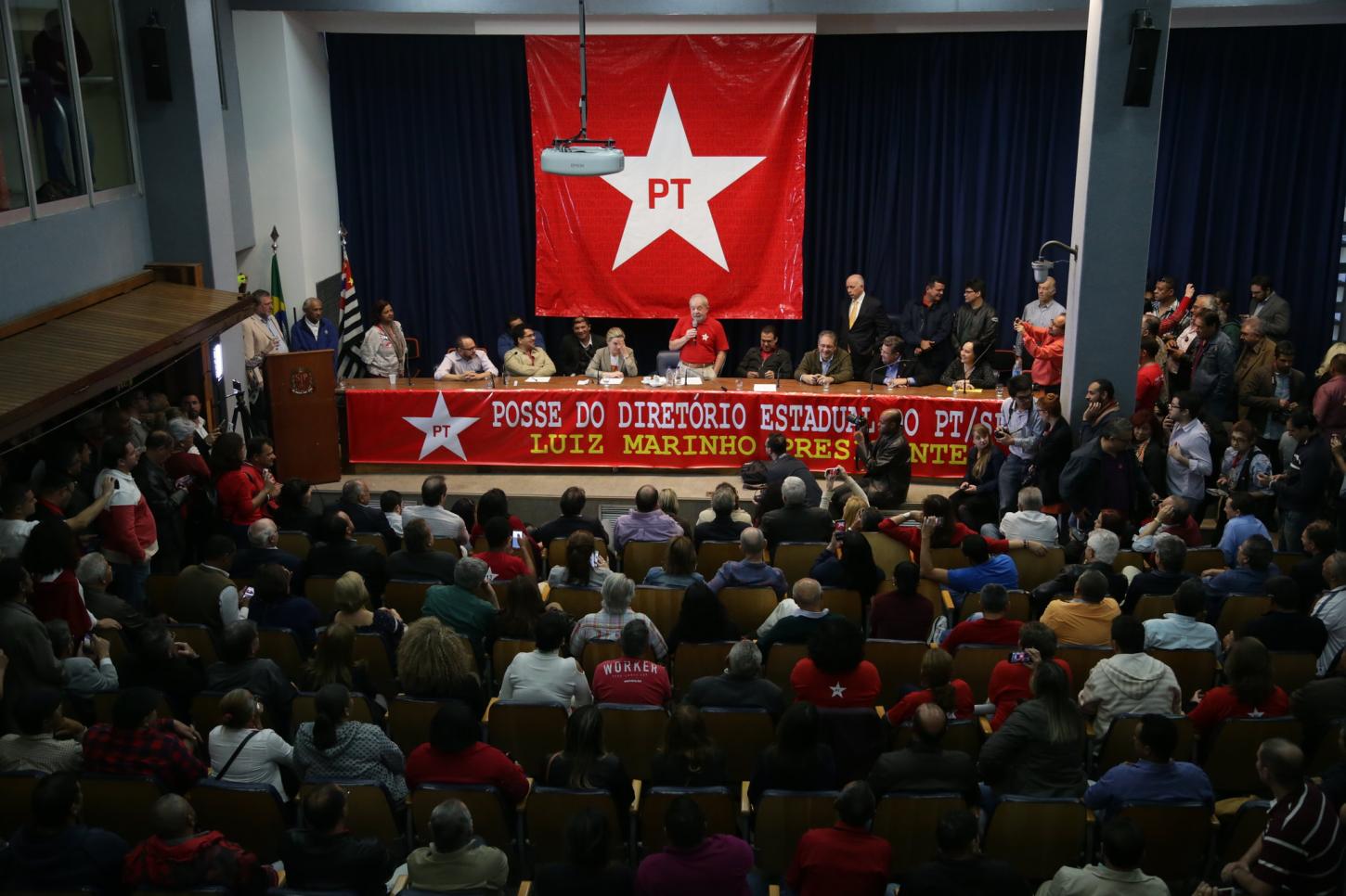 Justiça suspende remoção e mantém post de Flávio Bolsonaro que liga PT a traficantes