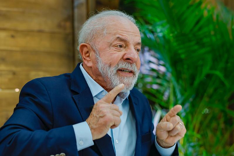 Lula compara Bolsonaro a “cachorro louco” e diz que liberdade do ex-presidente representa risco à ordem pública