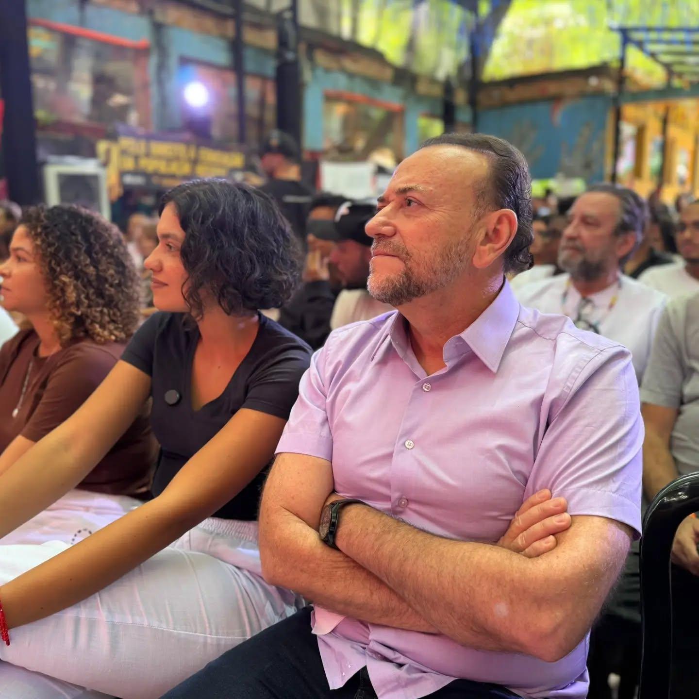 Presidente do PT mostra preocupação, faz críticas ao próprio partido e pede ofensiva contra Flávio Bolsonaro