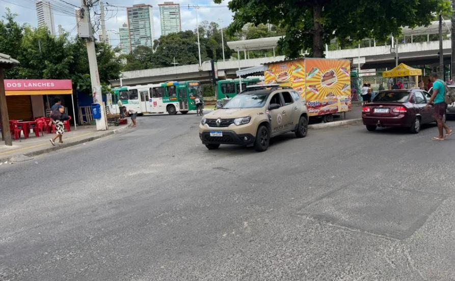 Transporte público deixa de circular em bairro de Salvador após PM ser baleado