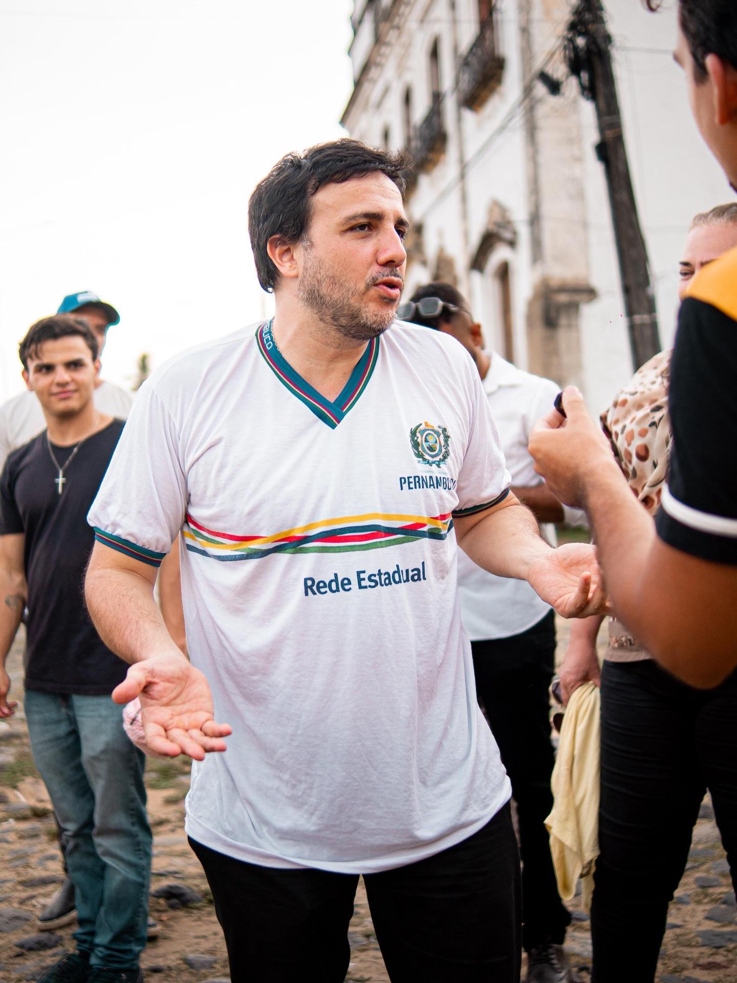 Candidato a presidente do MBL diz que Flávio Bolsonaro é “ladrão” e representa “direita corrupta”