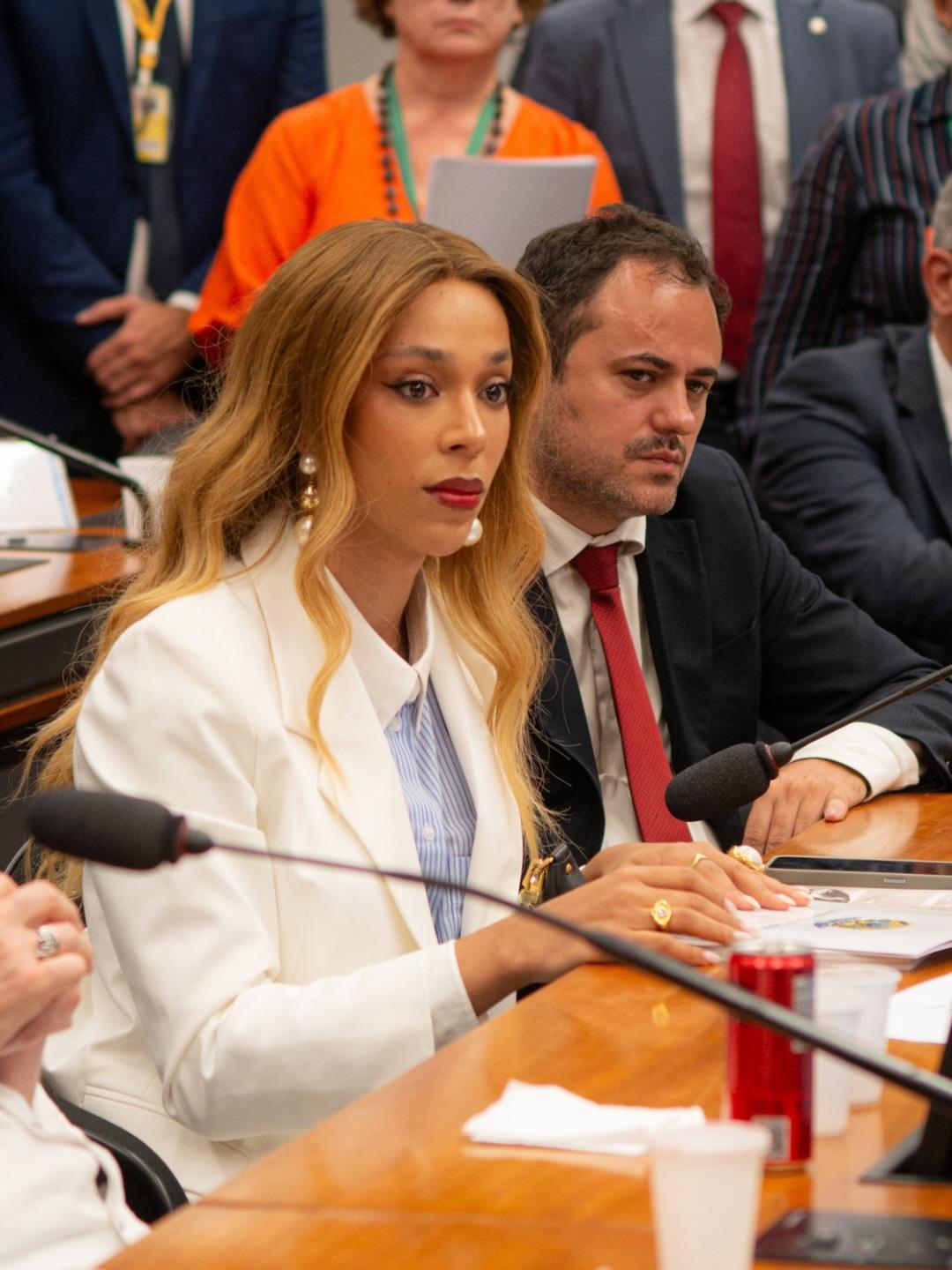 Comissão de Defesa dos Direitos da Mulher vira palco de conflito após deputada trans assumir presidência