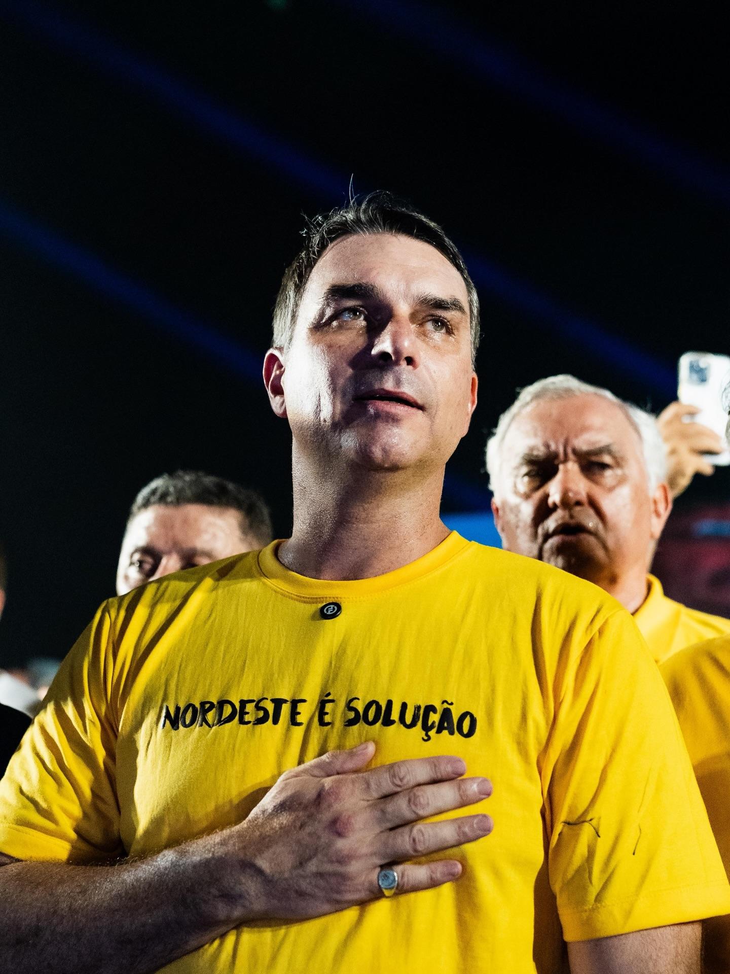 Em busca de apoio, Flávio Bolsonaro começa pré-campanha no Nordeste