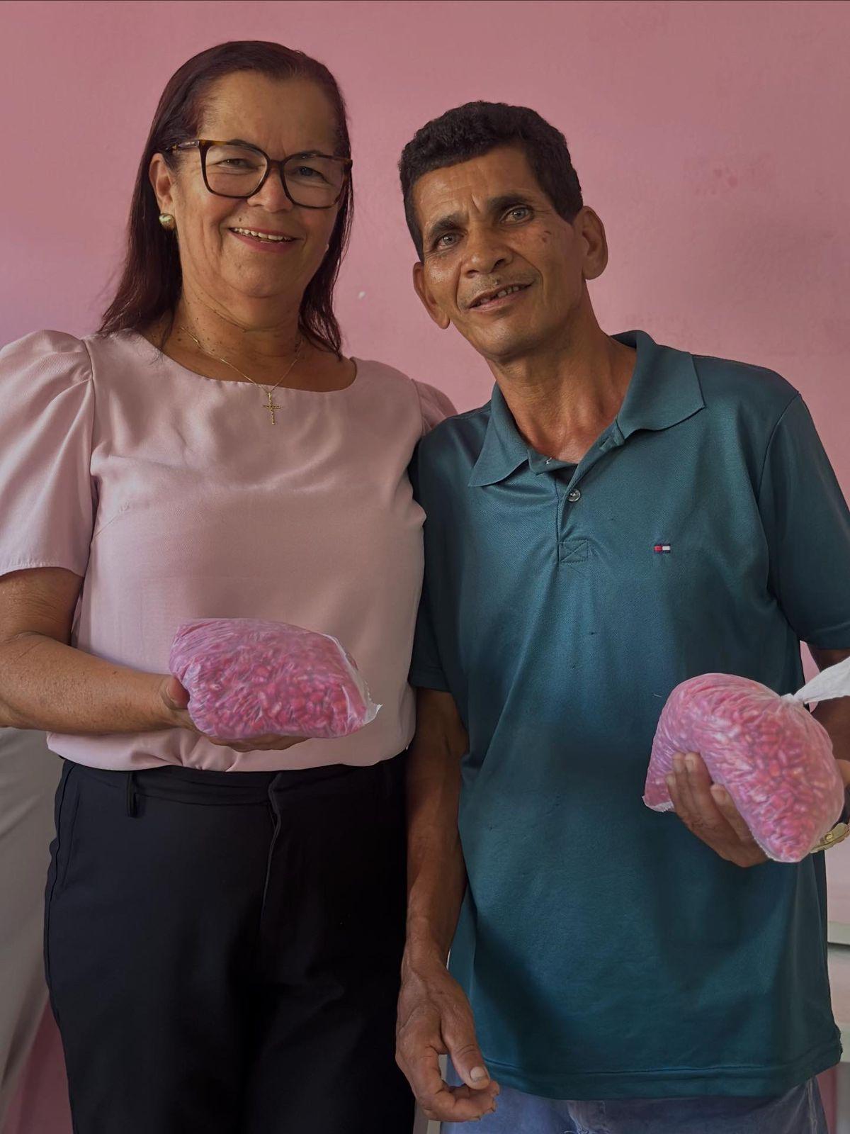 Prefeitura de Teolândia fortalece agricultura familiar com entrega de sementes de milho de alta qualidade