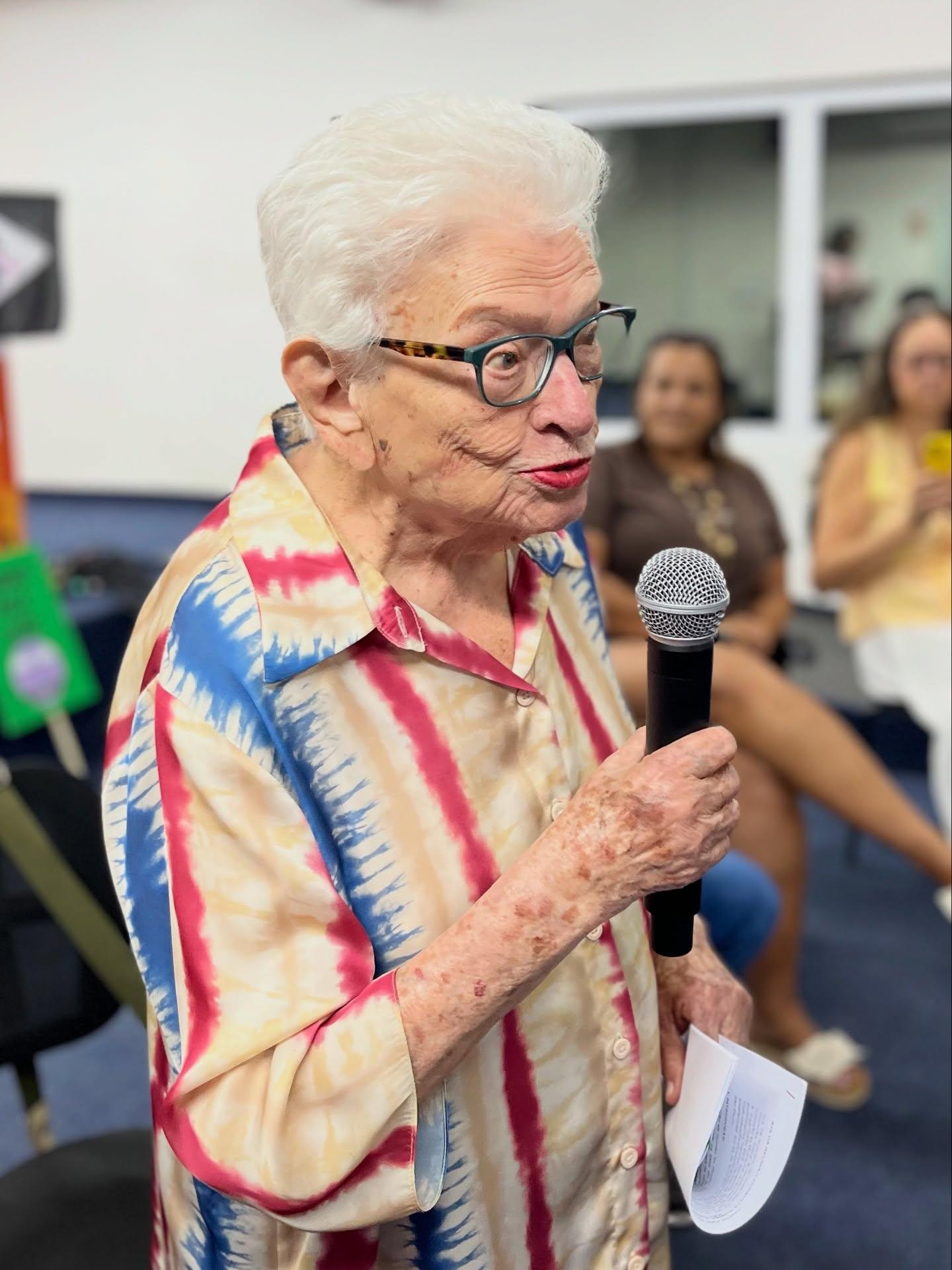 Deputada de 90 anos ligada a Lula diz nas redes sociais que Flávio Bolsonaro vai congelar aposentadoria, caso seja eleito