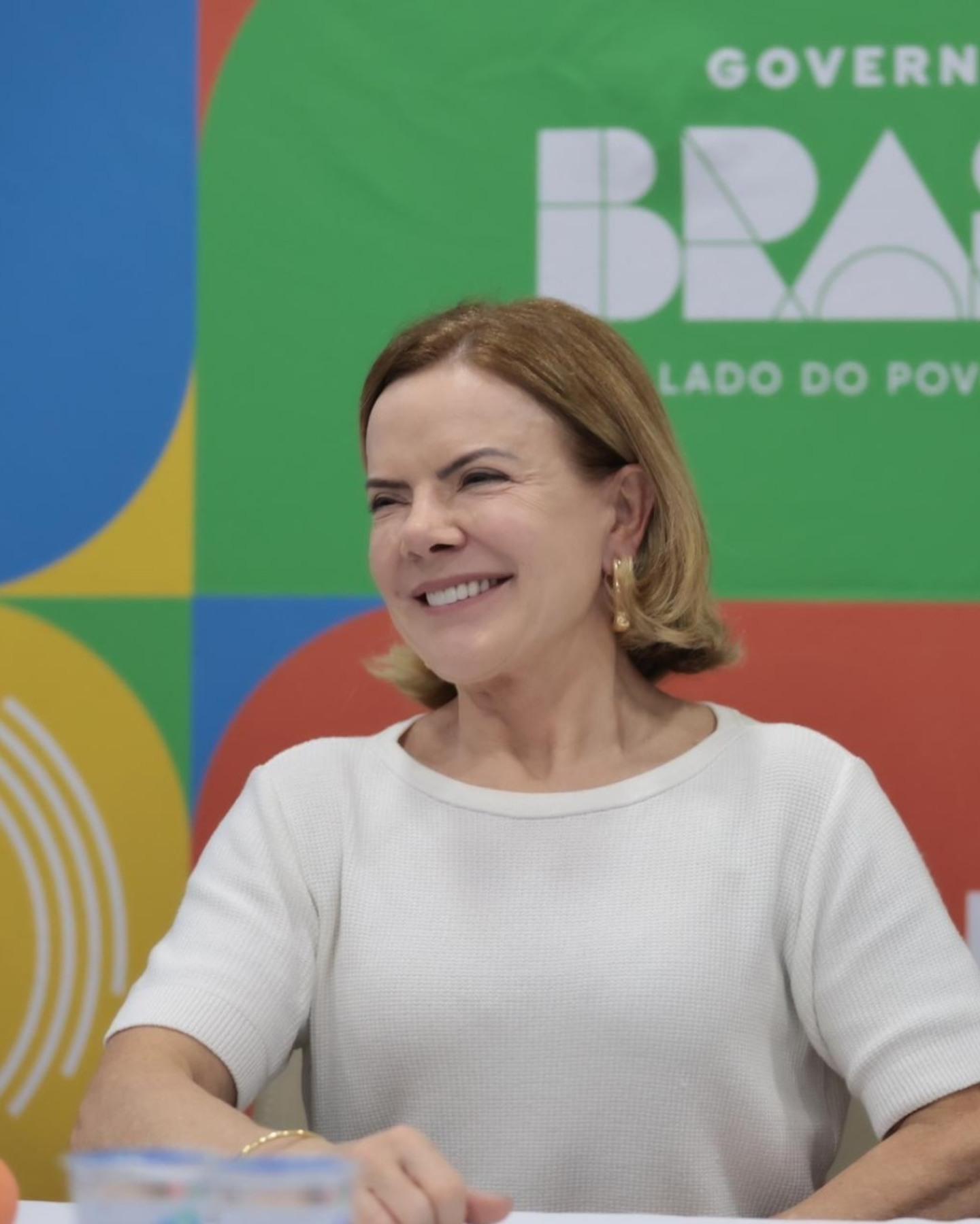 Gleisi Hoffman compara Flávio Bolsonaro a Fernando Collor e insinua que pré-candidato acabará com o sistema PIX