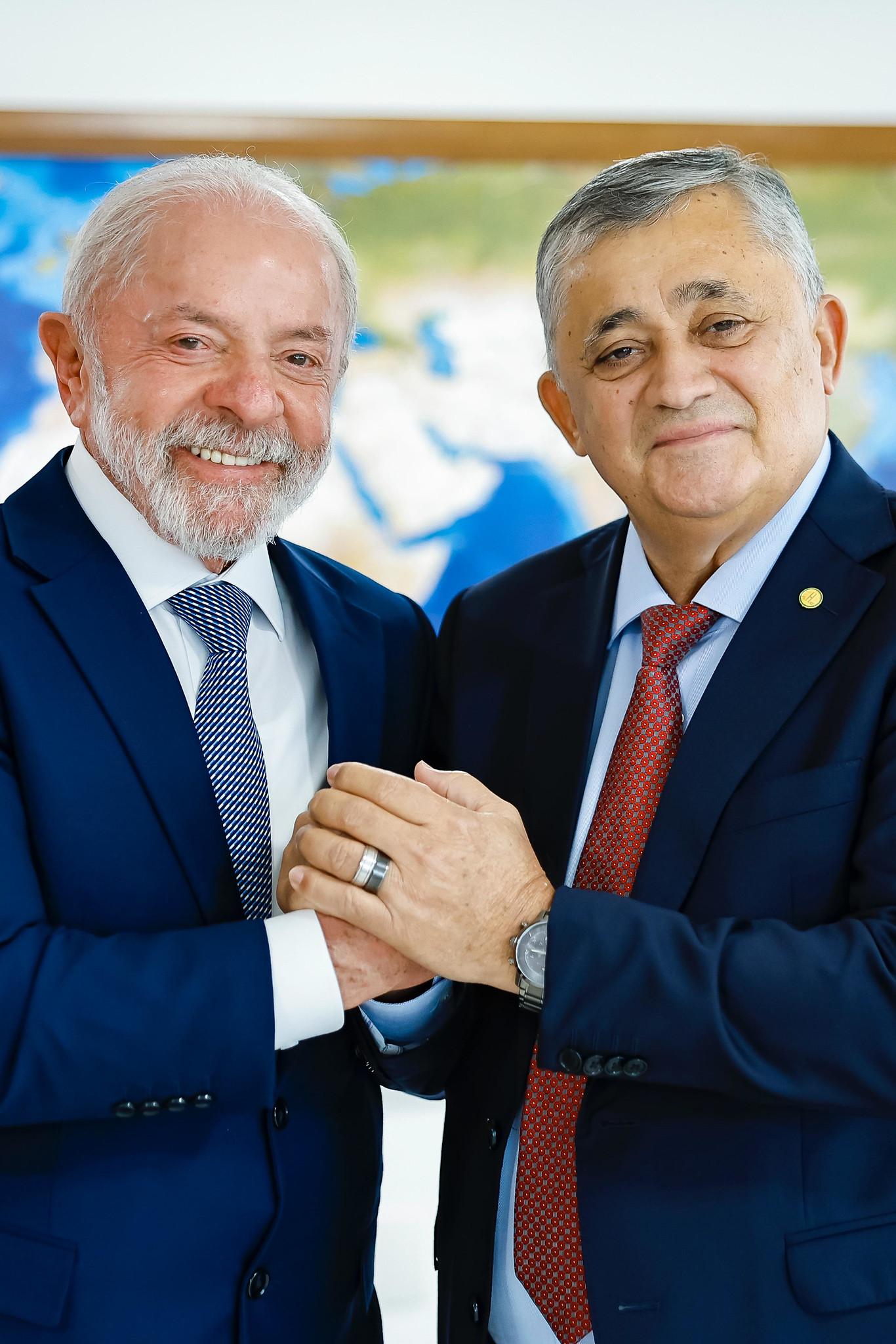 Lula empossa como ministro deputado envolvido no escândalo dos 