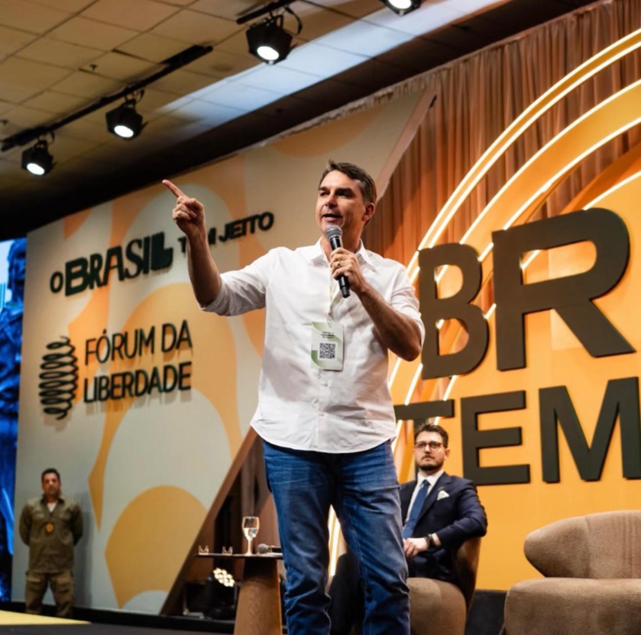 Movimento Brasil Laico, de Pernambuco, pede inelegibilidade de Flávio Bolsonaro