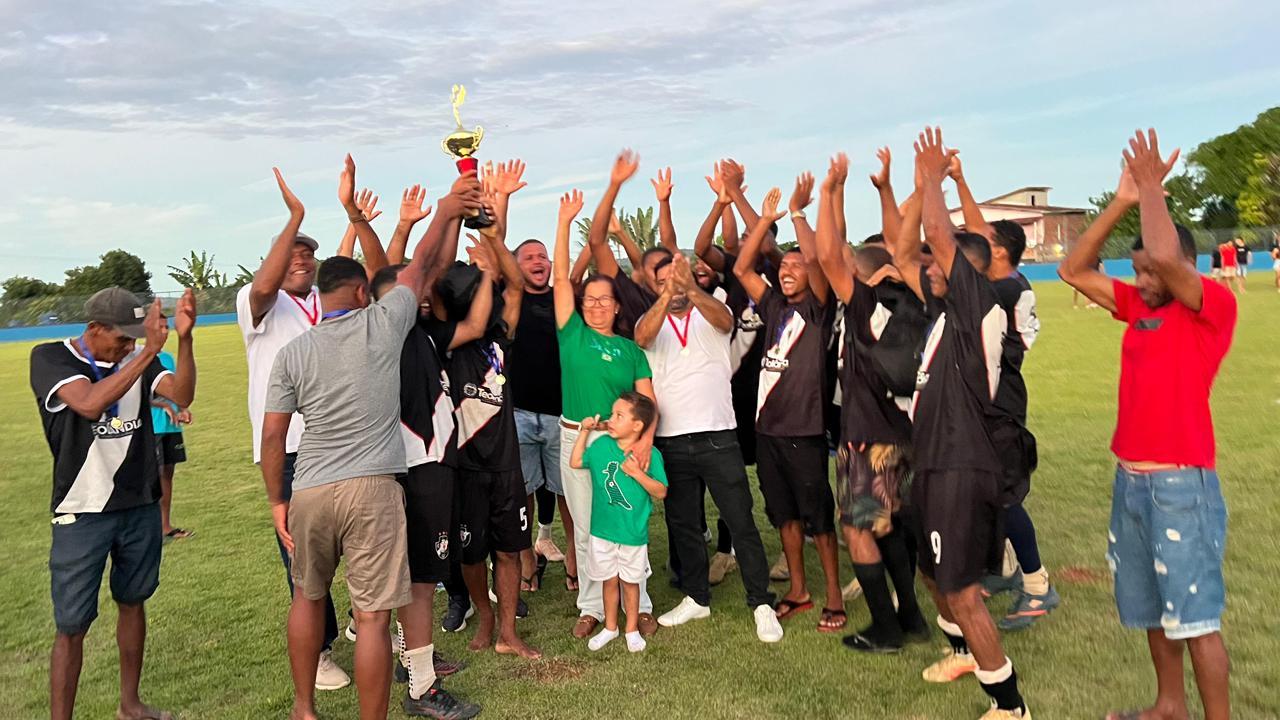 Prefeita de Teolândia entrega campo de futebol requalificado no povoado de Burietá