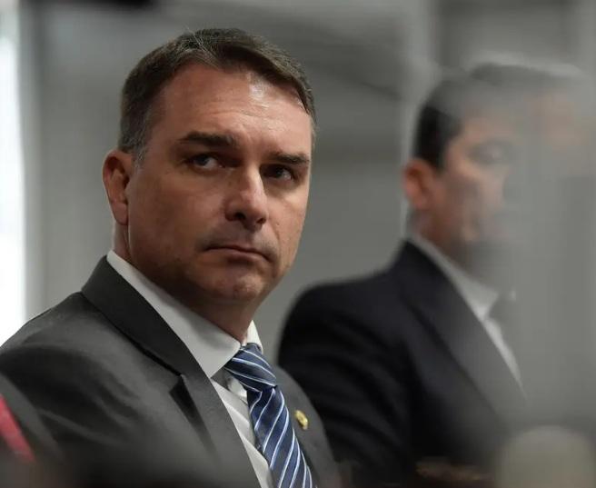 PT produz vídeo para tentar vincular Flávio Bolsonaro ao caso Master