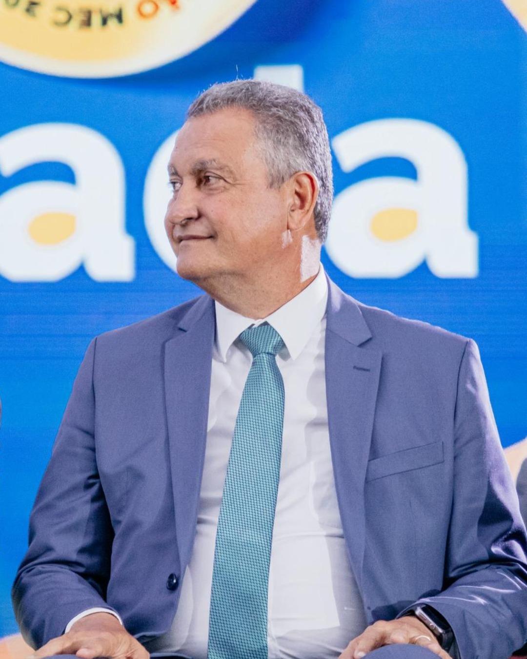 Rui Costa acusa Flávio Bolsonaro de entregar Brasil aos EUA