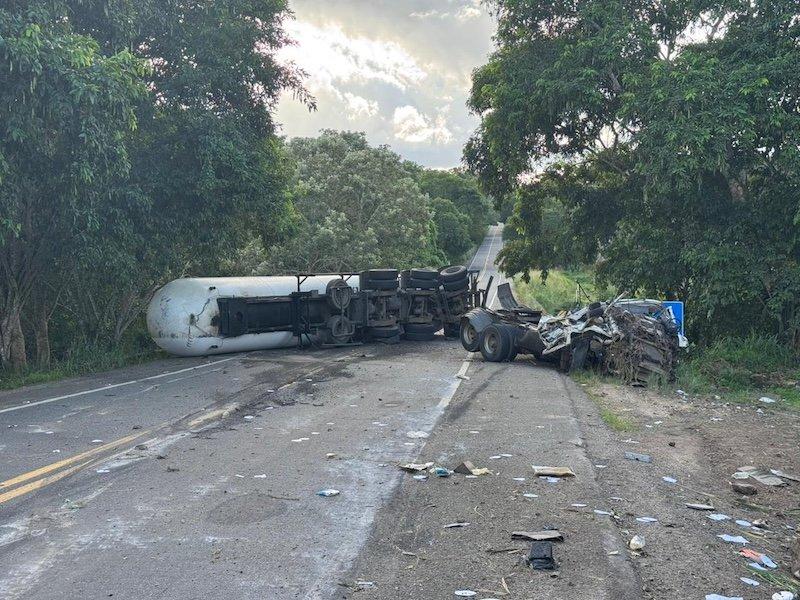 Acidente com carreta em Ubatã deixa um morto e risco de explosão