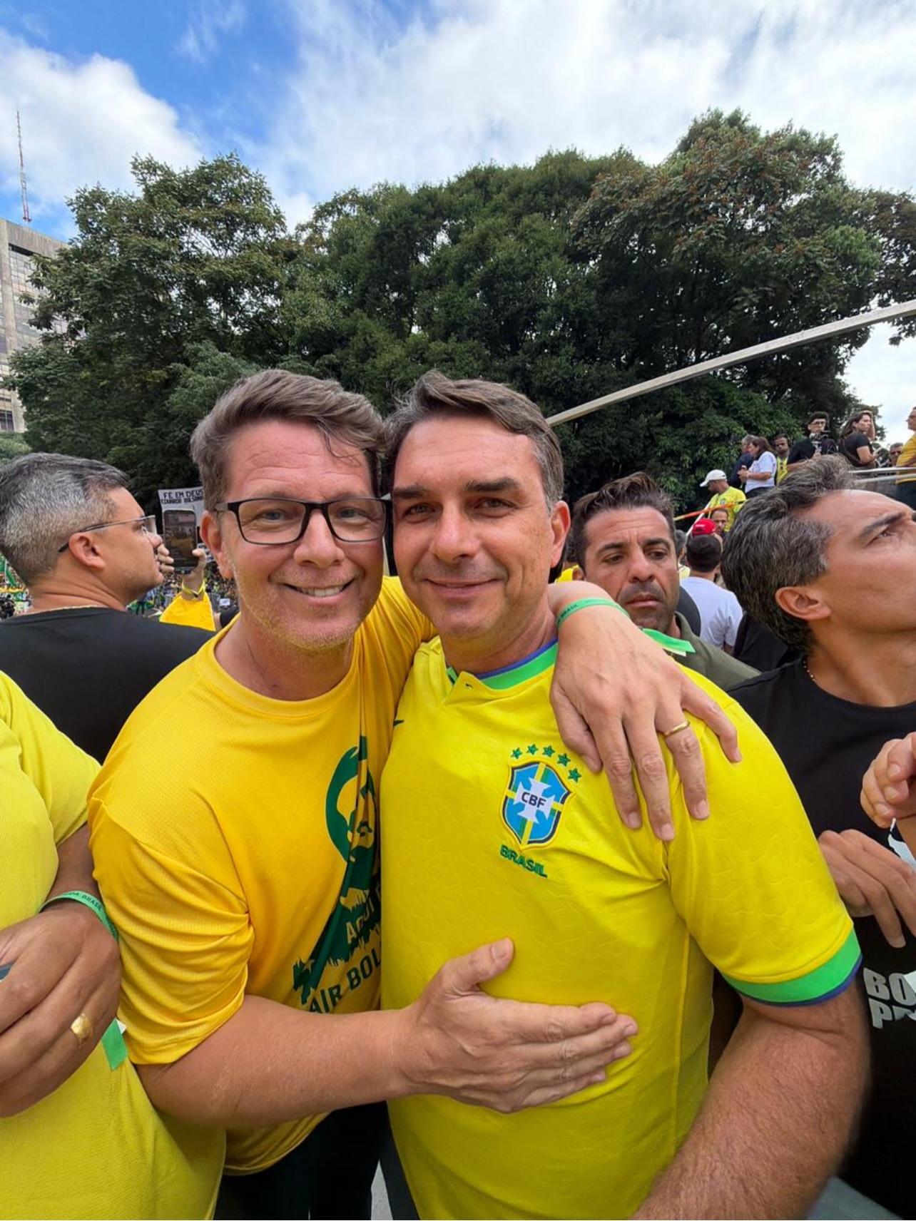 Deputado bolsonarista nega ligação de Flávio Bolsonaro com filme e complica ainda mais situação do senador em caso de áudios enviados ao dono do Master