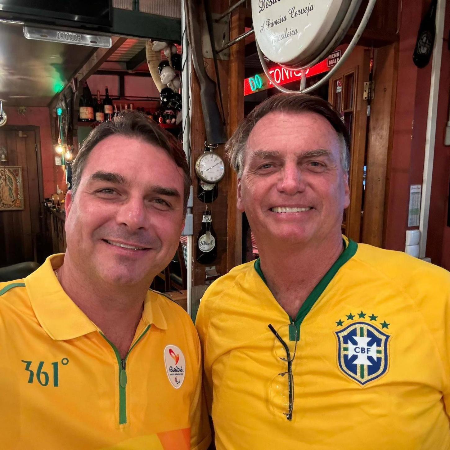 Flávio Bolsonaro diz que, se eleito, dará cargo ao ex-presidente Bolsonaro