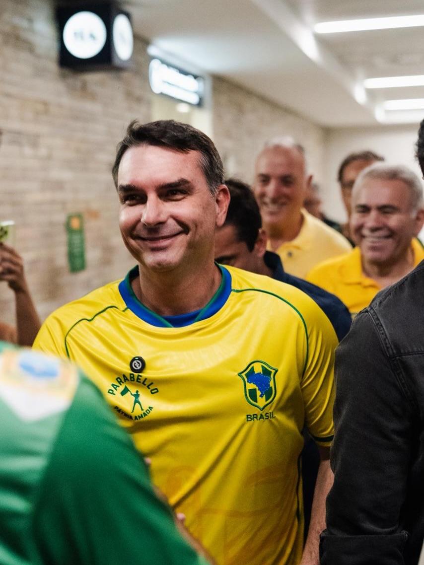 Flávio Bolsonaro sofre forte desgaste após áudios com Vorcaro vazarem, aponta pesquisa 