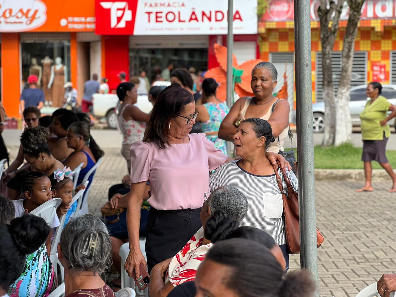 Prefeita de Teolândia participa de homenagem ao Dia das Mães no município