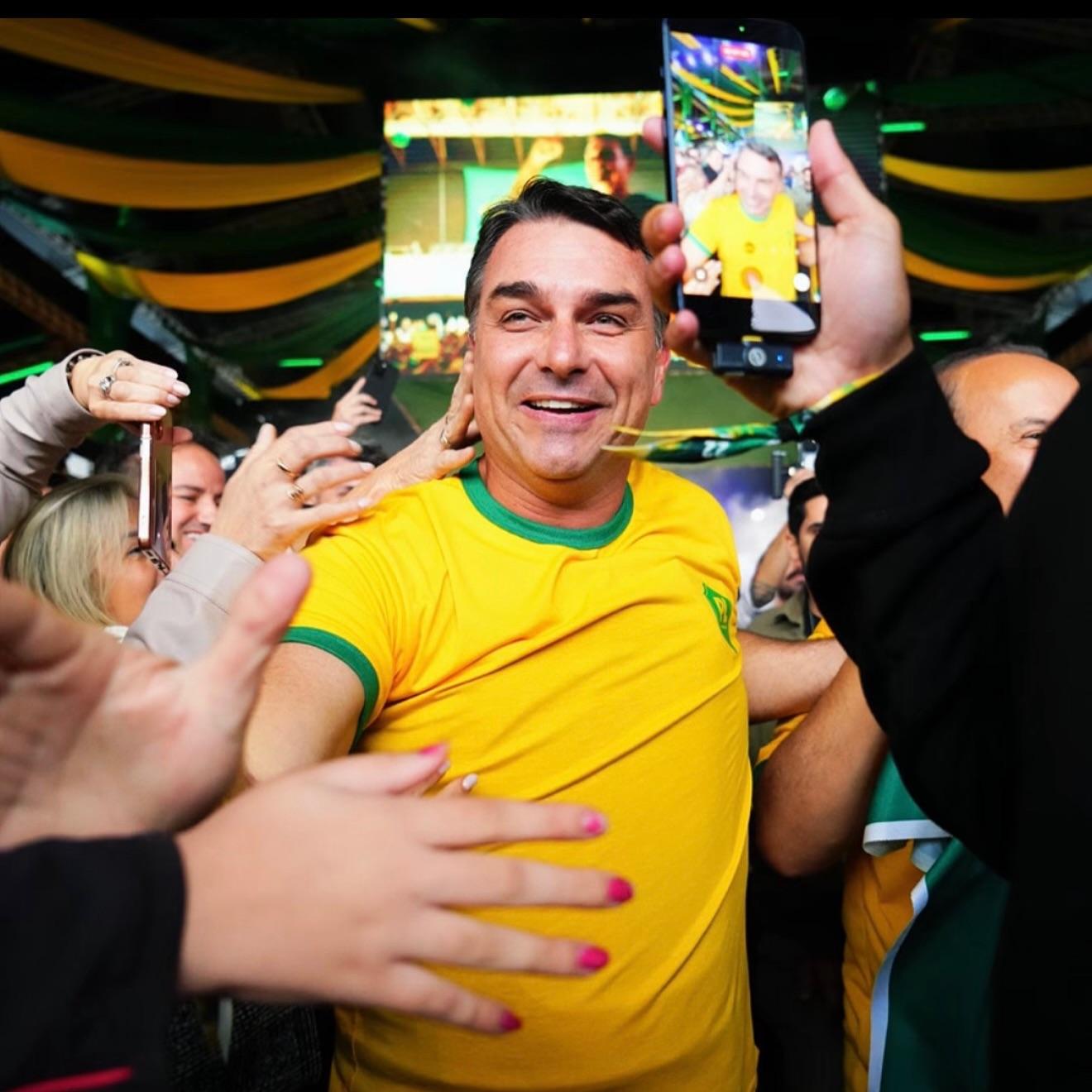 Vaza áudio de Flávio Bolsonaro pedindo dinheiro a Daniel Vorcaro, dono do Banco Master