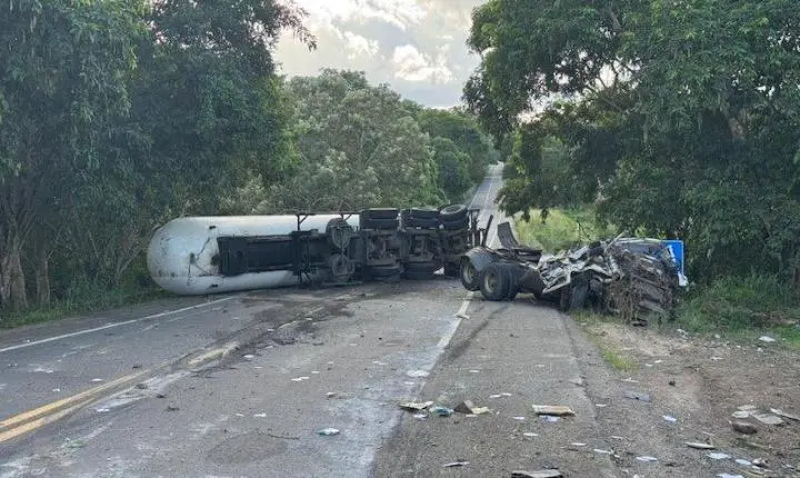 Acidente com carreta em Ubatã deixa um morto e risco de explosão