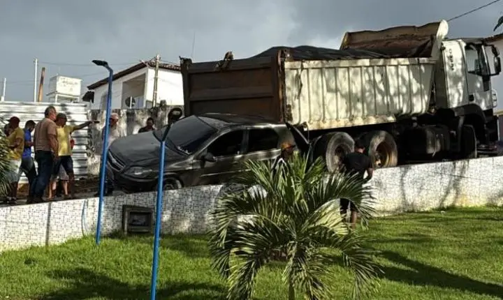 Caçamba perde força em ladeira e atinge veículos estacionados em Gandu
